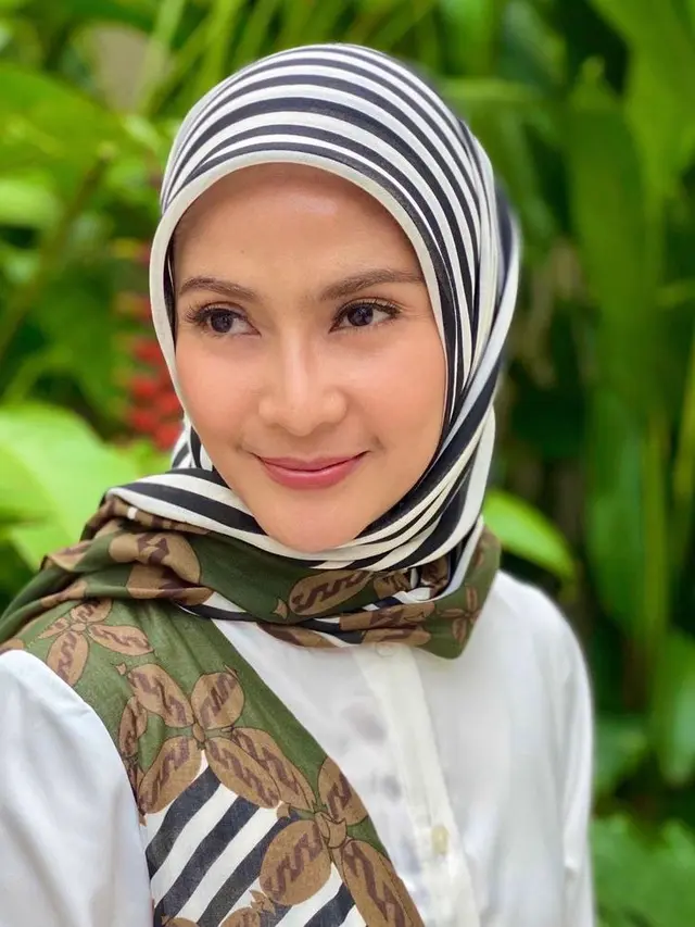 7 Potret Maudy Koesnaedi dalam Balutan Hijab, Cantik dan Manglingi