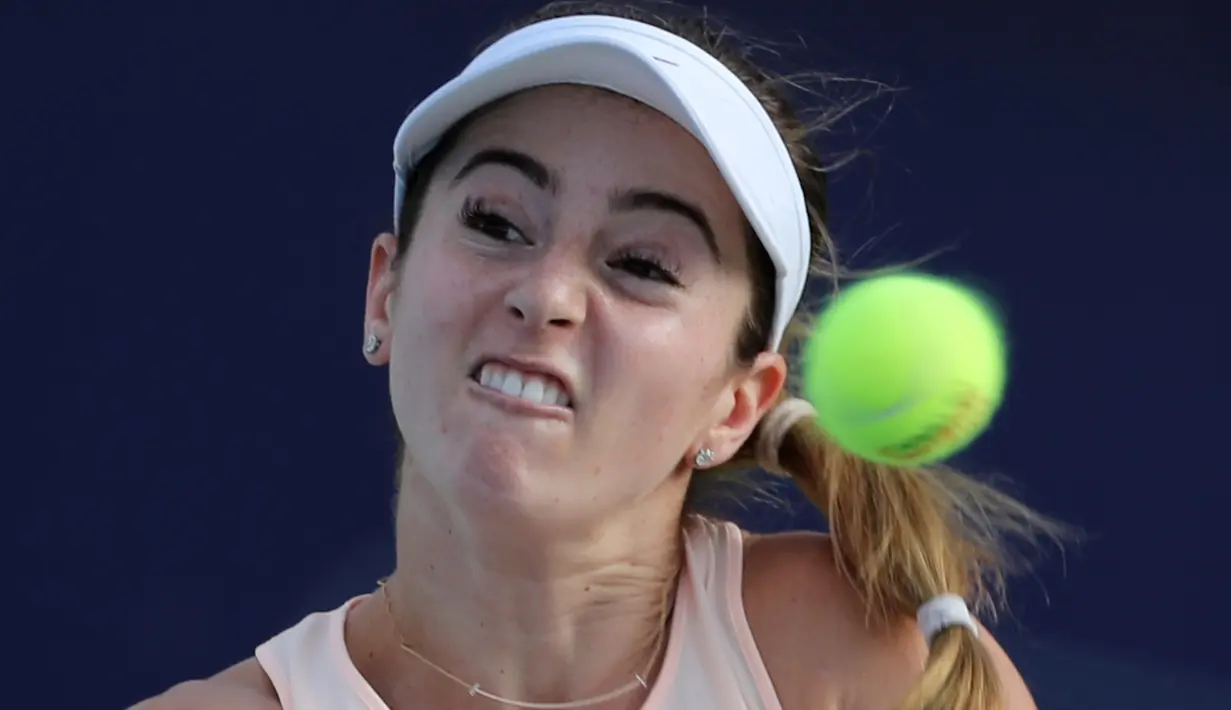 Ekspresi Catherine Bellis saat bertanding melawan petenis Belgia, Elise Mertens dalam Kejuaraan Dubai Duty Free Tennis Championship di Dubai (20/2). (AFP Photo / Karim Sahib)