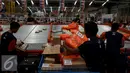  Pekerja melakukan pengemasan dan pengecekan barang di gudang milik Lazada Online Shop, Jakarta, Jumat (9/12). Indonesia menempati urutan pertama, negara dengan pertumbuhan pasar internet terbesar di dunia. (Liputan6.com/Johan Tallo)