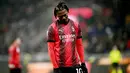 Pemain AC Milan, Rafael Leao, tertunduk lesu setelah ditaklukkan Inter MIlan dalam duel pekan ke-33 Serie A 2023/2024 di Stadion San Siro, Selasa (23/4/2024). (AFP/Marco Bertorello)