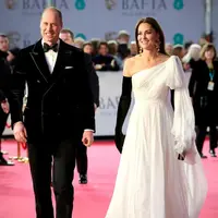 Hadir di acara BAFTA, Kate tampil menawan dengan gaun putih panjang model one shoulder ditambah dengan gloves panjang warna hitam. [@princeandprincessofwales]