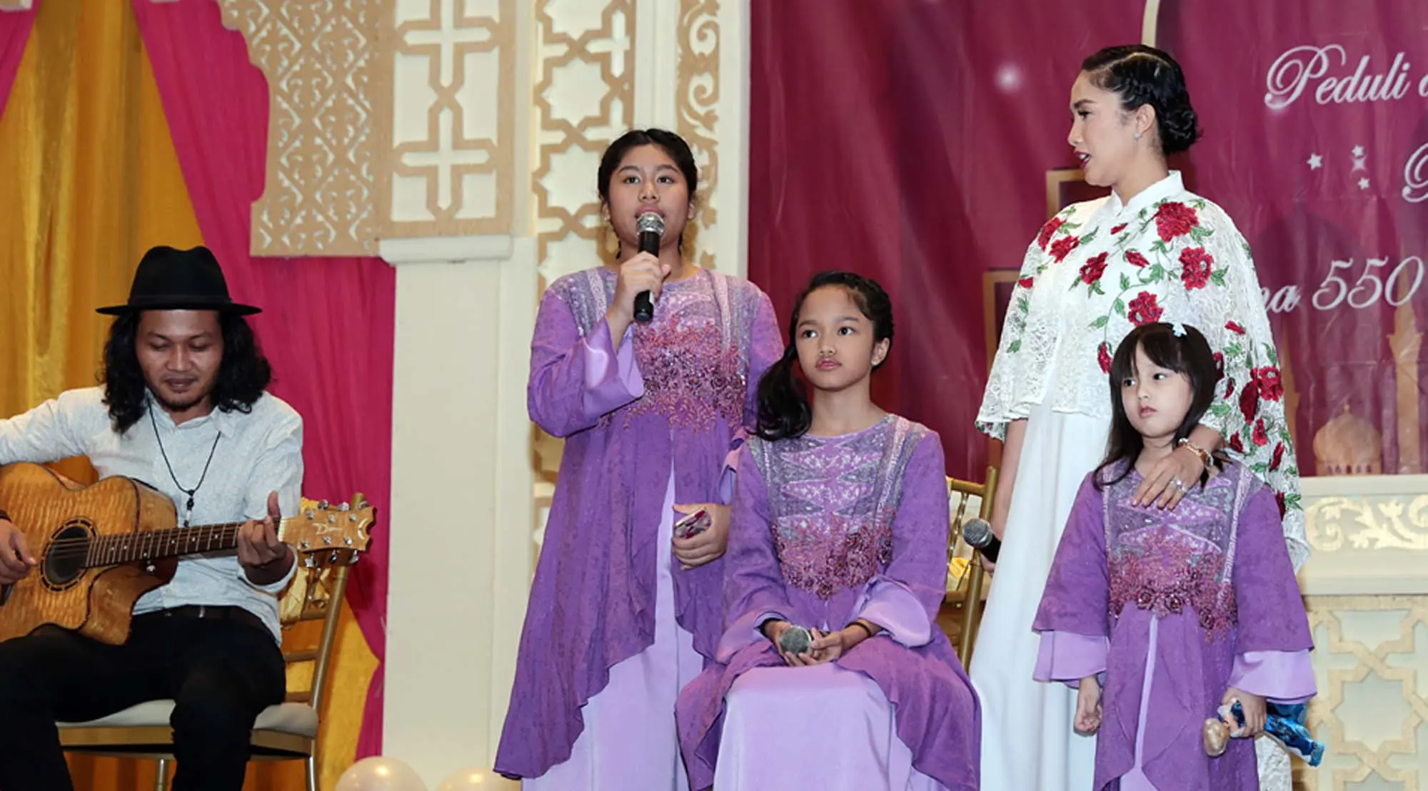 Ussy Sulistiawaty dan tiga anaknya. (Deki Prayoga/Bintang.com)