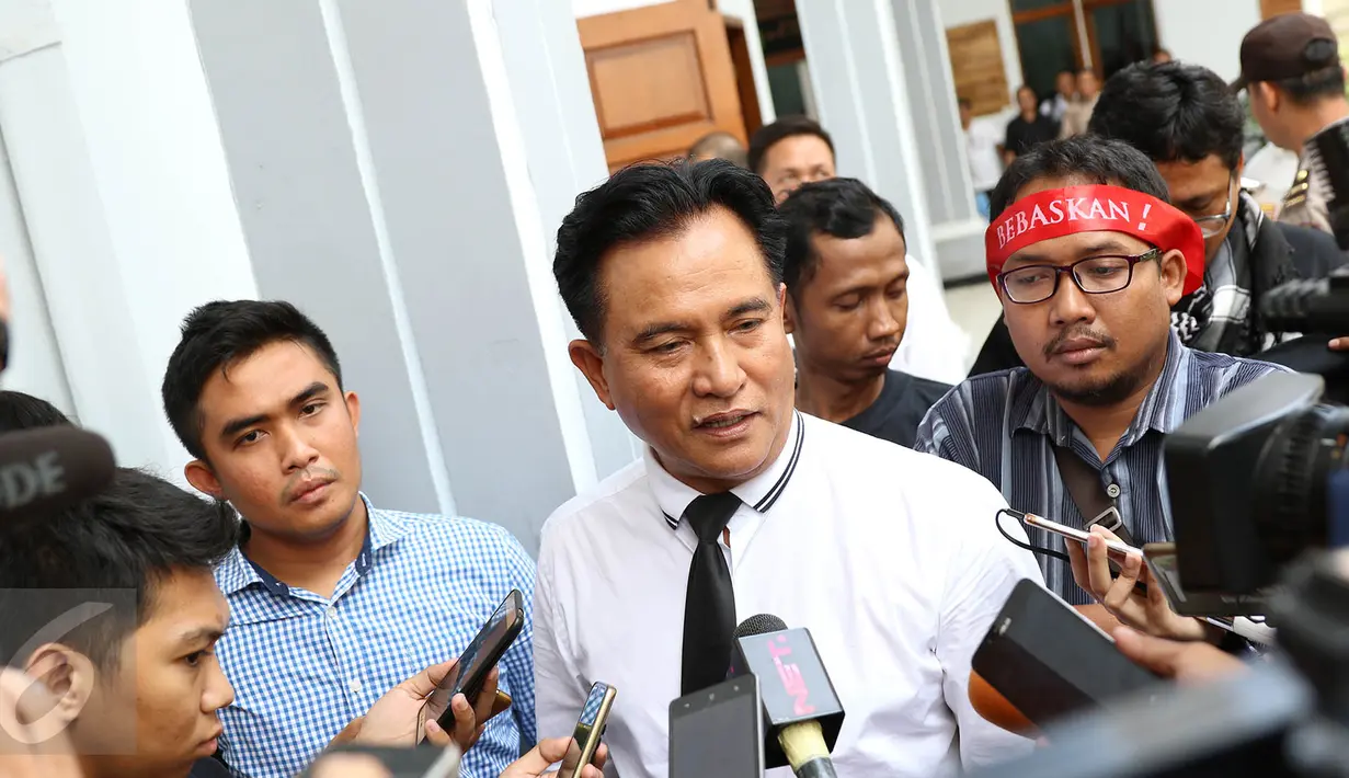 Yusril Ihza Mahendra memberi keterangan kepada wartawan usai sidang di PN Jakarta Selatan, Jalan Ampera Raya, Senin (15/5). Pasal yang didakwakan yakni pasal 28 Undang-undang Informasi dan Transaksi Elektronik (ITE). (Liputan6.com/Immanuel Antonius)
