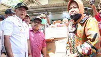 Bantuan tersebut diserahkan secara langsung oleh Menteri Sosial Republik Indonesia (RI) Tri Rismaharini kepada para korban banjir di Lampung Selatan.