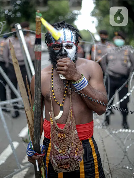 Massa yang tergabung dalam Aliansi Mahasiswa Papua saat menggelar aksi di kawasan Patung Kuda, Jakarta, Senin (16/11/2020). Mahasiswa menolak operasi Blok Wabu bekas PT Freeport Indonesia, perpanjangan otonomi khusus Papua yang berakhir 2021, dan UU Cipta Kerja. (Liputan6.com/Faizal Fanani)