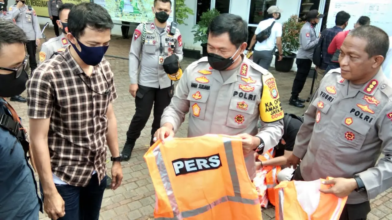 Polda Metro Jaya menyiapkan 1.000 rompi untuk dibagikan kepada wartawan yang meliput demo.