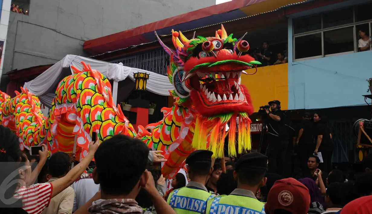 Parade tarian naga mewarnai perayaan Cap Go Meh dan Pesta Rakyat Bogor 2016, Senin (22/2/2016). Pesta Rakyat Bogor 2016 bersamaan dengan perayaan Cap Go Meh di Kota Bogor.  (Liputan6.com/Helmi Fithriansyah)