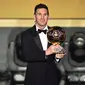 Pemain Barcelona, Lionel Messi memegang trofi setelah memenangkan pemain terbaik dunia FIFA Ballon d'Or 2015 di Kongresshaus, Zurich, Senin ( 11/1). Ini adalah kelima kalinya Messi meraih Ballon d'Or. (AFP PHOTO/FABRICE COFFRINI)