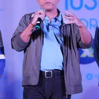 Belakangan ini marak dengan pemberitaan pemerkosaan hingga berujung kematian. Pemberitaan yang hampir sebulan menghiasi media masa itu membuat musisi legendaris Iwan Fals marah dan sebal. (Nurwahyunan/Bintang.com)