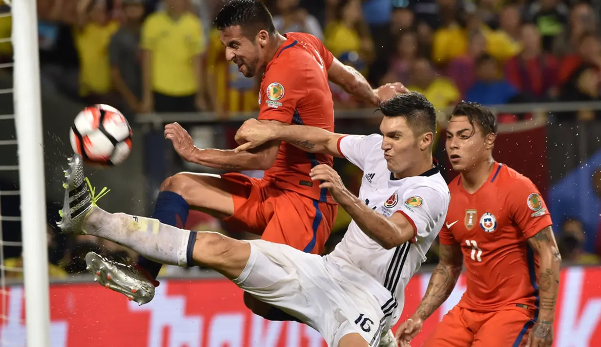 Duel antara pemain Cile dan Kolombia pada laga semifinal Copa America Centenario 2016 di Stadion Soldier Field, Chicago, AS, Kamis (23/6/2016) pagi WIB. (AFP/Nelson Almeida)