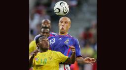 Mikael Silvestre di Piala Dunia 2006. Eks bek kiri Prancis yang telah pensiun pada Januari 2015 bersama Chennaiyin FC ini juga masuk dalam skuad Prancis di Piala Dunia 2006 Jerman saat berseragam Manchester United yang menjadi Piala Dunia keduanya, setelah pada 2002 ia juga masuk skuad Prancis namun sama sekali tidak dimainkan. Mikael Silvestre hanya bermain satu laga dari total 7 laga Les Bleus di Piala Dunia 2006, yaitu di laga pamungkas fase grup menghadapi Togo. (AFP/Michael Urban)