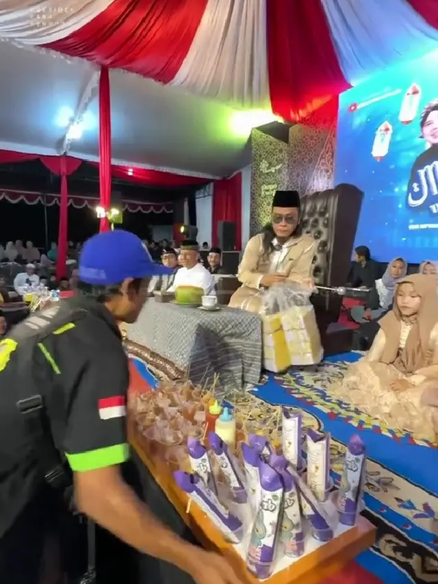 Gus Miftah unggah video borong dagangan pedagang kecil (credit: instagram/gusmiftah;tiktok/gusmiftahofficial)