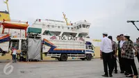 Presiden Jokowi menyambut Kapal Pengangkut Ternak KM Camara Nusantara I yang bersandar di Pelabuhan Tanjung Priok, Jakarta, (11/12). Kapal ternak harus mengikuti standar dunia, Kapal harus menjamin ternak tidak boleh stres. (Liputan6.com/Faizal Fanani)