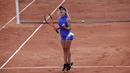 Ekspresi kegembiraan Elina Svitolina usai mengalahkan petenis Kroasia, Petra Martic pada turnamen dPrancis Terbuka di Roland Garros stadium, Paris, (7/6/2017). (AP/Christophe Ena)