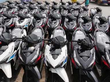 Puluhan motor tampak berjajar rapi di pelabuhan Sunda Kelapa, Jumat (9/10/2015.Penjualan sepeda motor di Tanah Air pada September 2015 tercatat mengalami penurunan hingga 10.770 unit, jika dibandingkan bulan sebelumnya. (Liputan6.com/Angga Yuniar)