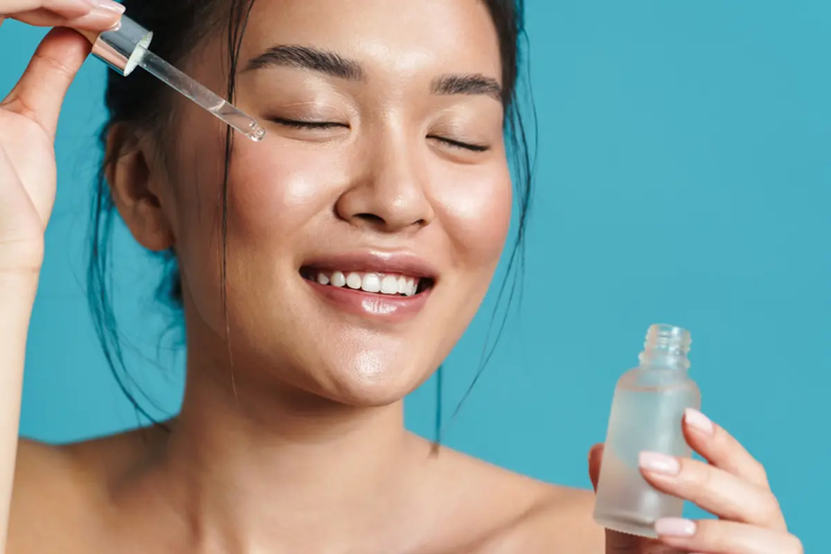 Ilustrasi memakai serum