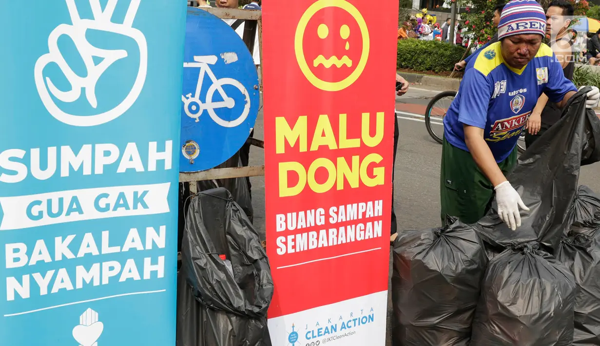 Relawan mengumpulkan sampah di lokasi Car Free Day (CFD), Jakarta, Minggu (21/5). Kegiatan tersebut diadakan untuk mengajak masyarakat agar peduli dengan kebersihan lingkungan serta selalu membuang sampah pada tempatnya. (Liputan6.com/Immanuel Antonius)