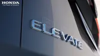 Emblem pada Honda Elevate.