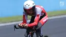 Atlet ParaCycling, M Fadli Immamuddin saat laga di nomor Individual Time Trial C4 Asian Para Games 2018 di Sirkuit Sentul Bogor, Senin (8/10). M Fadli mencatat waktu 28 menit 21,835 detik dan memastikan meraih perak. (Liputan6.com/Helmi Fithriansyah)