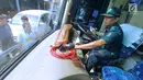 Petugas BPTD wilayah Banten Kementerian Perhubungan memeriksa bagian kemudi bus di Pool Blue Star, Pondok Cabe, Rabu (30/5). Pengecekan ini dilakukan untuk memastikan kelayakan armada bus yang akan digunakan untuk mudik lebaran. (Merdeka.com/Arie Basuki)