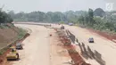 Pemandangan proyek pembangunan Tol Kunciran-Serpong di Jombang, Tangerang Selatan, Banten, Sabtu (24/11). Target pembangunan Tol Kunciran-Serpong molor akibat terkendala pembebasan lahan. (Liputan6.com/Angga Yuniar)