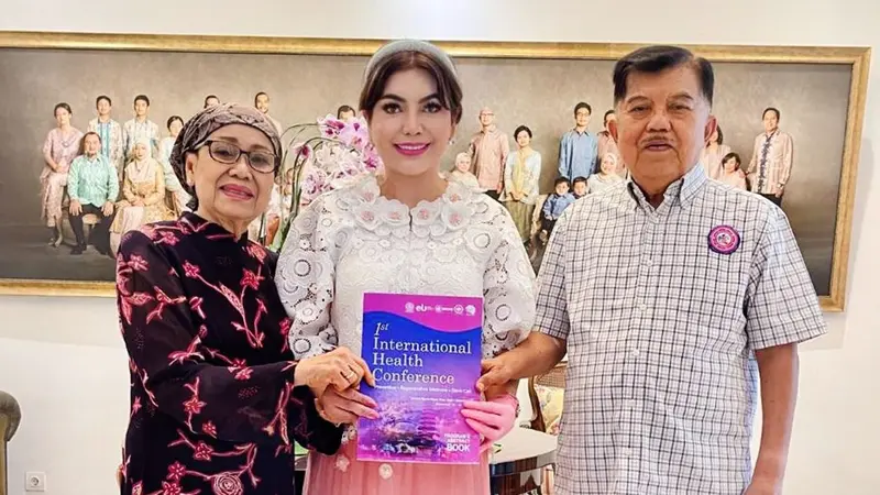 Deby Vinski bersama Mufidah Kalla dan Jusuf Kalla