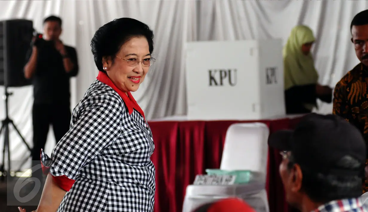 Presiden ke-5 RI Megawati Soekarnoputri memberikan suaranya dalam Pilkada DKI 2017 di TPS 027 Kebagusan, Jakarta Selatan, Rabu (15/2). Ketua Umum PDIP itu mencoblos bersama dengan keluarga termasuk Puan Maharani. (Liputan6.com/Helmi Fithriansyah)