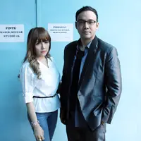 "Saya kenal sama keluarganya Bebi kok, saya kenal ibunya Bebi, orangnya baik, bibit bobotnya juga bagus, dan bapaknya juga," kata Sandy Tumiwa di Studio Trans TV, kawasan Tendean, Jakarta Selatan, Selasa (14/11/2017). (Nurwahyunan/Bintang.com)