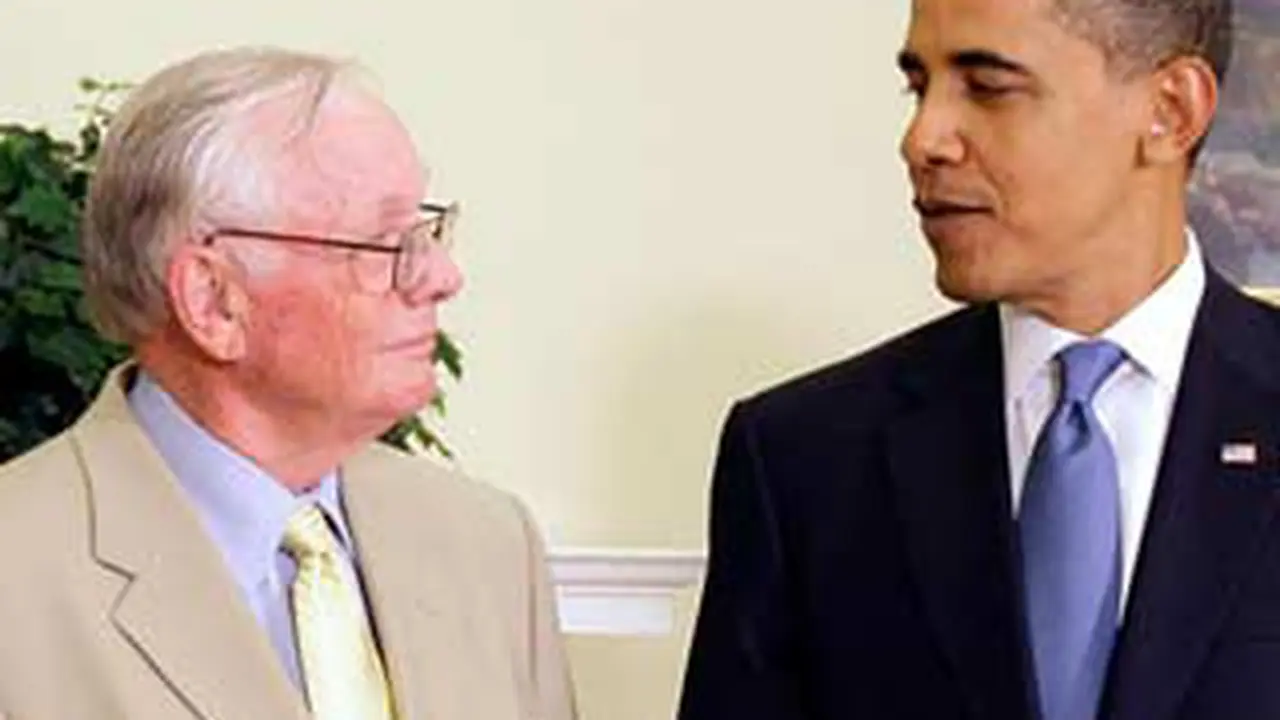 120826aobama-amstrong.jpg