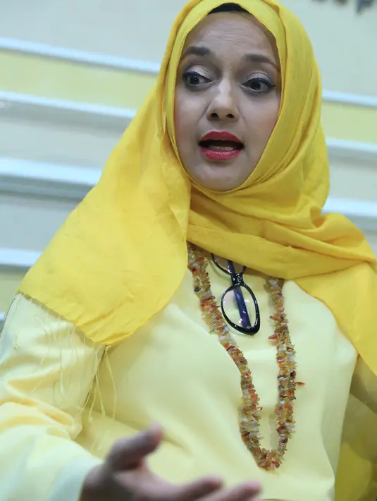 "Saya mau lihat dari mulut dia minta maaf atau tidak kalau tidak kita pikirkan nanti apa," kata Marissa Haque di kantor KPI. (Adrian Putra/Bintang.com)