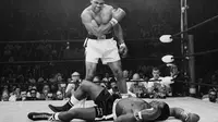 Muhammad Ali berhasil menumbangkan Sonny Liston setelah memukul bagian rahang pada 25 Mei 1965. (Via: http: www.dailymail.co.uk)
