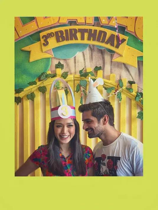 "Suka ya pasti suka sebagai teman. Kalau untuk lebihnya ya nanti dulu," lanjut Jessica Iskandar seraya tersenyum. (Instagram/inijedar)