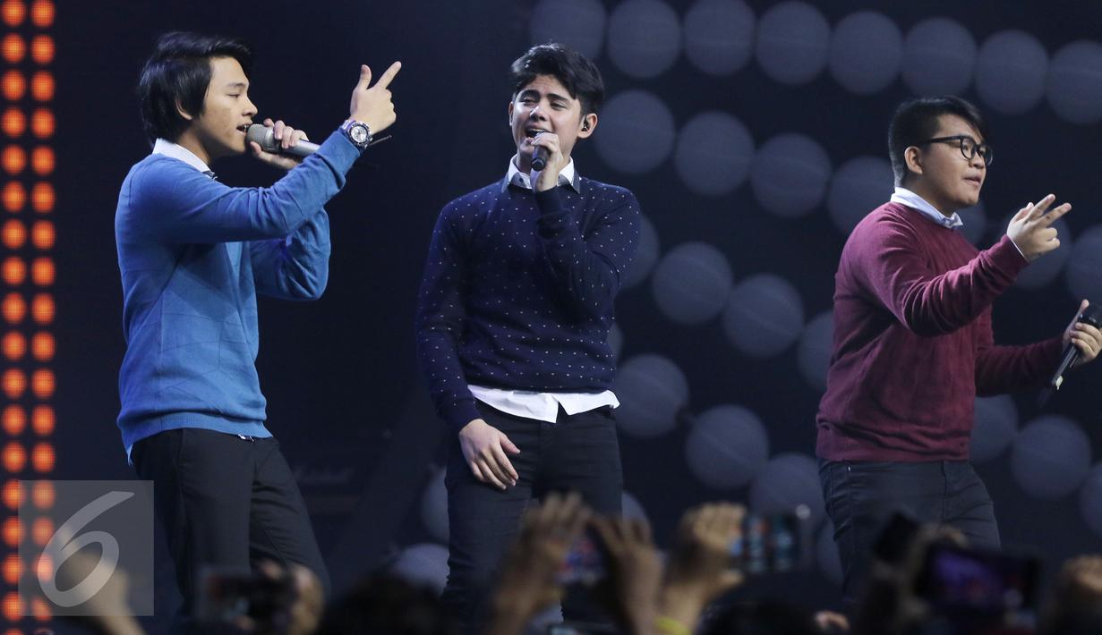 Aliando Syarief tampil bersama CJR di The Biggest Concert Magicaliando di Studio 6 Emtek City, Jakarta, Rabu (26/10). Ultah ke-20, Aliando dibuatkan konser khusus oleh SCTV. (Liputan6.com/Herman Zakharia)
