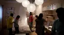 Pengunjung melihat perabot rumah tangga di IKEA saat membuka toko pertamanya di Hyderabad, India, Kamis (9/8). Lebih dari 200 pembeli menunjukkan antusiasme mereka dengan dibukanya furnitur asal Swedia itu untuk pertama kali. (AP/Mahesh Kumar A.)