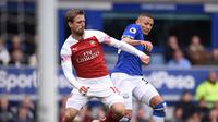 Duel dilakukan Nacho Monreal dan Richarlison pada laga lanjutan Premier League yang berlangsung di Stadion Goodison Park, Liverpool, Minggu (7/4). Arsenal kalah 0-1 kontra Everton. (AFP/Oli Scarff)