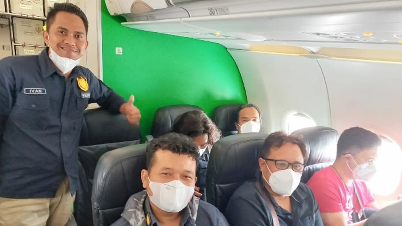 Petugas Kantor Imigrasi yang mengawal deportasi warga Filipina.