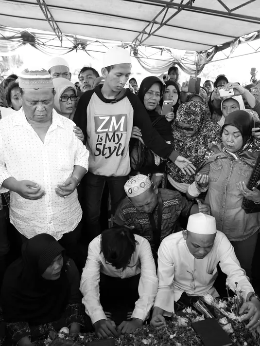 Potret hitam duka atas kepergian Olga Syahputra (Foto: Muhammad Akrom Sukarya)