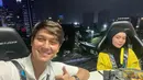 Warganet lantas membanding-bandingkan dengan ekspresi Rizky Billar dan Lesti Kejora. Dalam foto ini, senyum Lesti dinilai tak secerah biasanya. (Foto: Instagram/ rizkybillar)