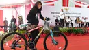 Seorang wanita menerima hadiah sepeda usai menjawab pertanyaan Presiden Jokowi dalam acara penyerahan KIP dan PKH di SMA Negeri 1 Palembang, Sumatra Selatan (22/1). (Liputan6.com/Pool/Biro Setpres)