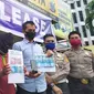 Tersangka pengedar uang palsu di Polsek Pekanbaru Kota bersama barang bukti kejahatannya. (Liputan6.com/M Syukur)