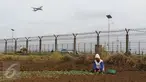 Seorang warga tengah mengarap sawah di Tangerang, Jumat (6/1). Sayur yang ditanami tersebut nantinya akan dijual di beberapa pasar di wilayah Tangerang. (Liputan6.com/Angga Yuniar)