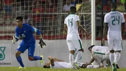 Selain Satria Tama beberapa pemain Indonesia juga tergeletak karena cedera saat melawan Vietnam di Stadion MPS, Selangor, Selasa (22/8/2017). Indonesia bermain imbang 0-0 lawan Vietnam. (Bola.com/Vitalis Yogi Trisna)