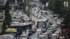 Kendaraan roda dua dan empat tampak terjebak macet panjang di kawasan Jalan Gatot Subroto, Jakarta, Minggu (9/12). Kemacetan tersebut diakibatkan oleh ribuan suporter yang ingin menunju ke Stadion Gelora Bung Karno. (Liputan6.com/Faizal Fanani)