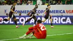 Penjaga gawang Jamaika, Jahmali Waite terduduk usai gagal menyelamatkan gol dari Meksiko selama pertandingan sepak bola grup B turnamen Copa America Conmebol 2024 di Stadion NRG di Houston, Texas pada 22 Juni 2024. (Aric Becker/AFP)