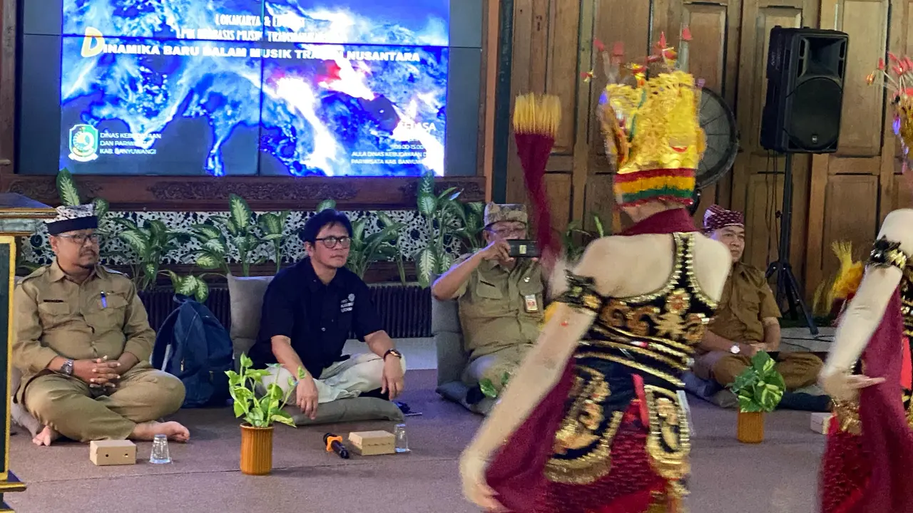 Gilang Ramadhan Sosialisasi LMK Musik Tradisi di Banyuwangi
