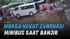 Tampak tanah di tepi sungai terus ambles dihantam arus deras.