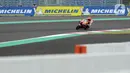 Pembalap Repsol Honda Team, Marc Marquez saat sesi kualifikasi MotoGP di Pertamina Mandalika International Street Sirkuit, Nusa Tenggara Barat, Sabtu (22/3/2022). (Liputan6.com/Helmi Fithriansyah)