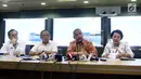 Dirut PLN Sofyan Basir (dua kanan) saat memberi keterangan pers setelah rumahnya digeledah oleh KPK, Jakarta, Senin (16/7). Sofyan bahkan memuji kinerja utusan lembaga antirasuah tersebut saat menggeledah rumahnya. (Liputan6.com/Arya Manggala)
