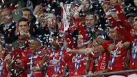 Penyerang Manchester United, Wayne Rooney mengangkat Piala Liga Inggris, setelah mengalahkan Southampton dalam pertandingan final di Stadion Wembley, London, (27/2). MU menang atas Southampton dengan skor 3-2. (AFP Photo / Ian Kington)