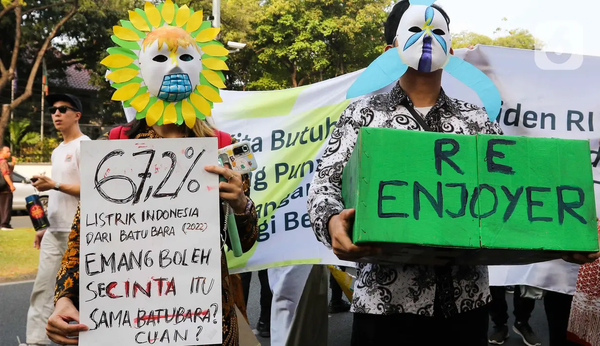 Mereka juga mendesak komitmen para Capres dan Cawapres pada Pemilu 2024 pada transisi energi. (Liputan6.com/Herman Zakharia)